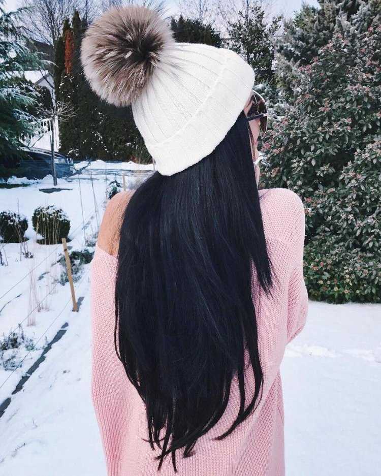 Брюнетка с длинными волосами зимой