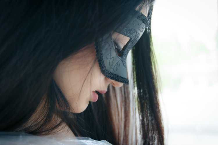 Девушка скрывает лицо