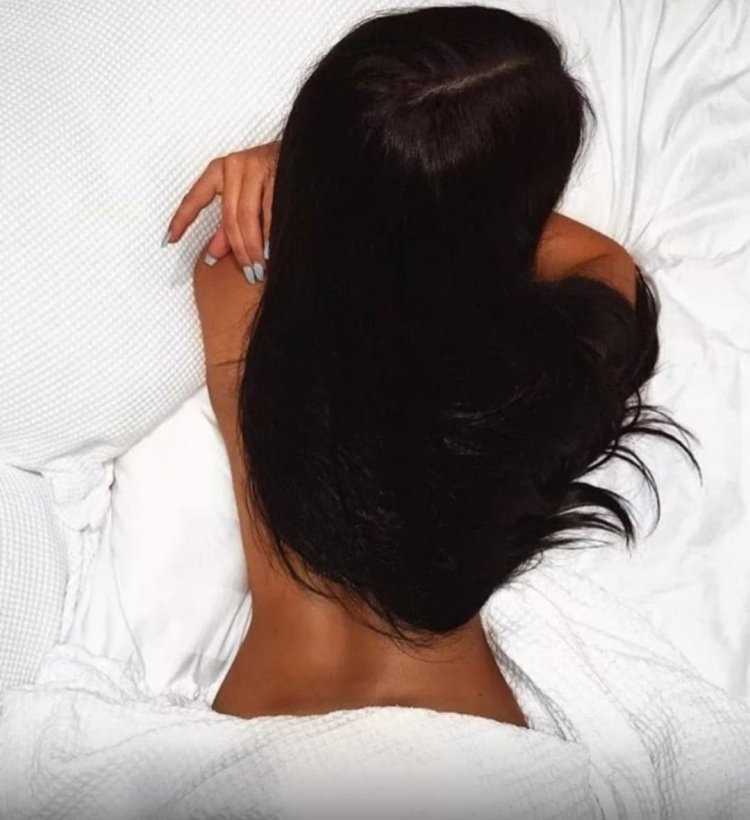 Брюнетки с хвостами на голове35