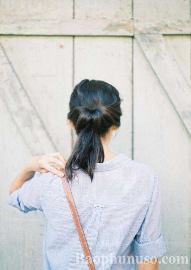 Девушка брюнетка с хвостиком со спины