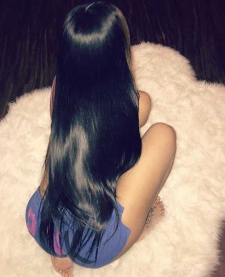 Девушка с длинными черными волосами со спины