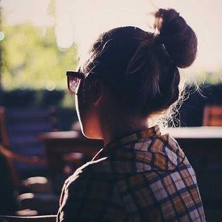 Брюнетка с пучком на голове