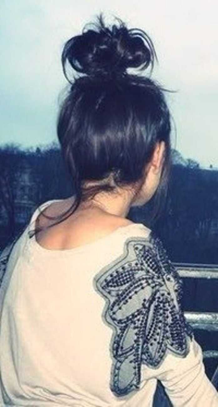 Брюнетка со спины со средними волосами