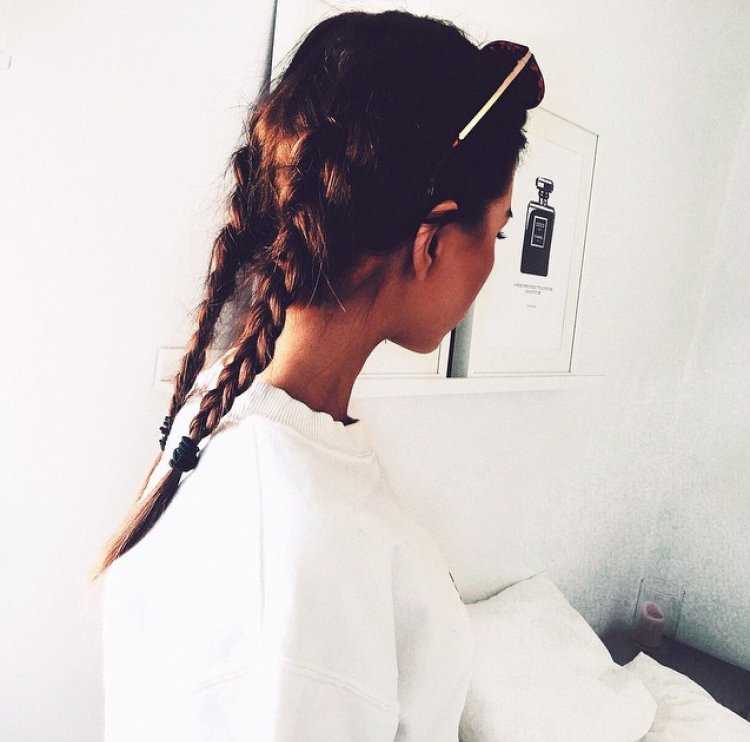 Девушка брюнетка с косичками