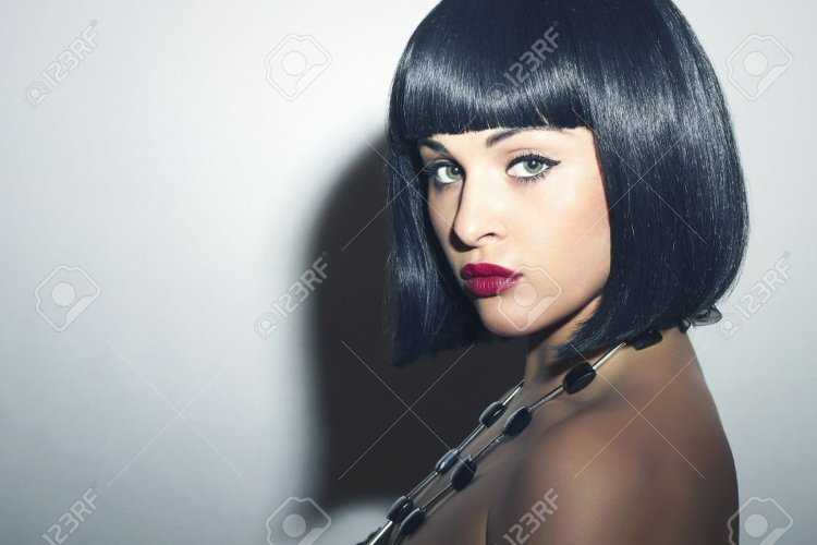 Брюнетка с каре в мехах