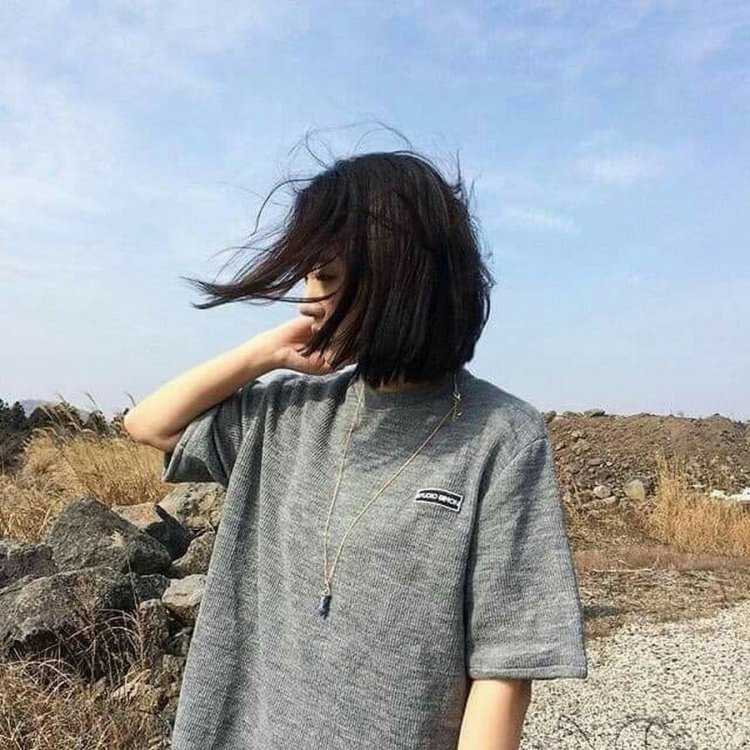 Девушка с каре без лица