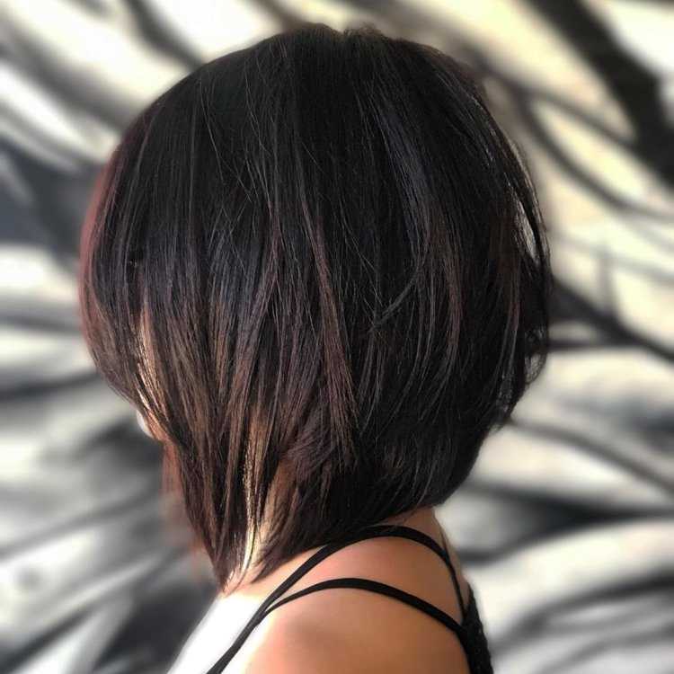 Брюнетка с каре со спины