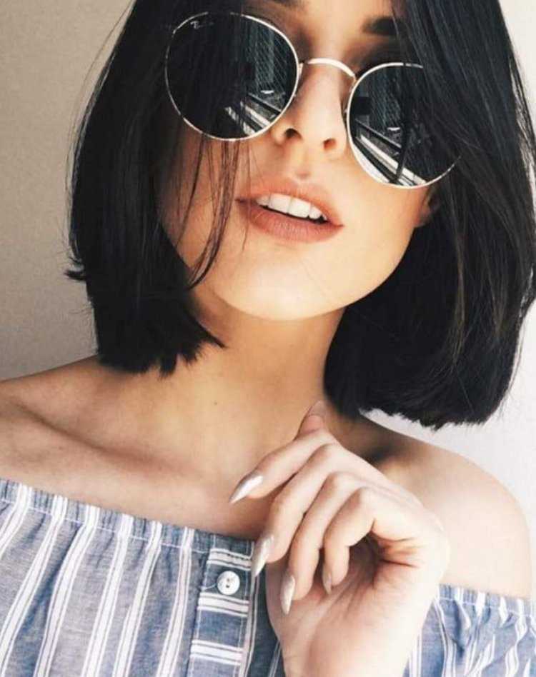 Брюнетка с каре