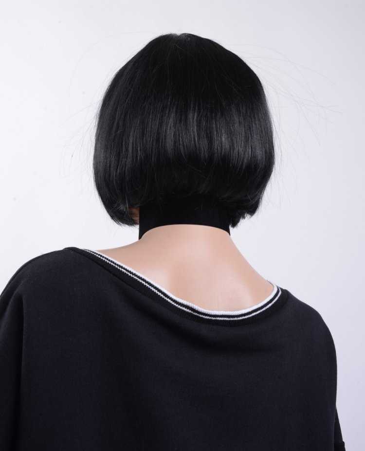 Девушка с короткой стрижкой сзади