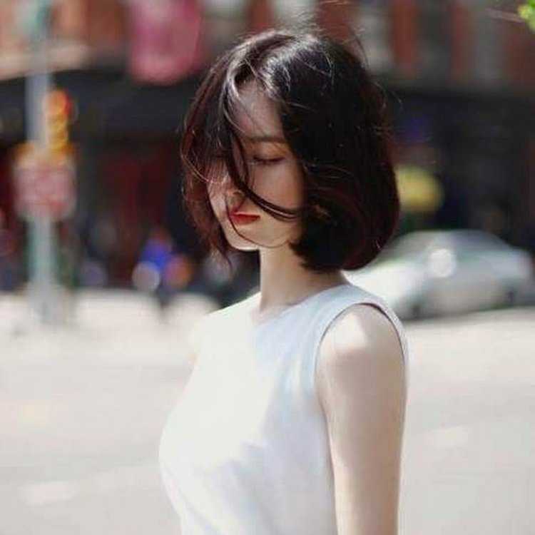 Девочка с короткими волосами