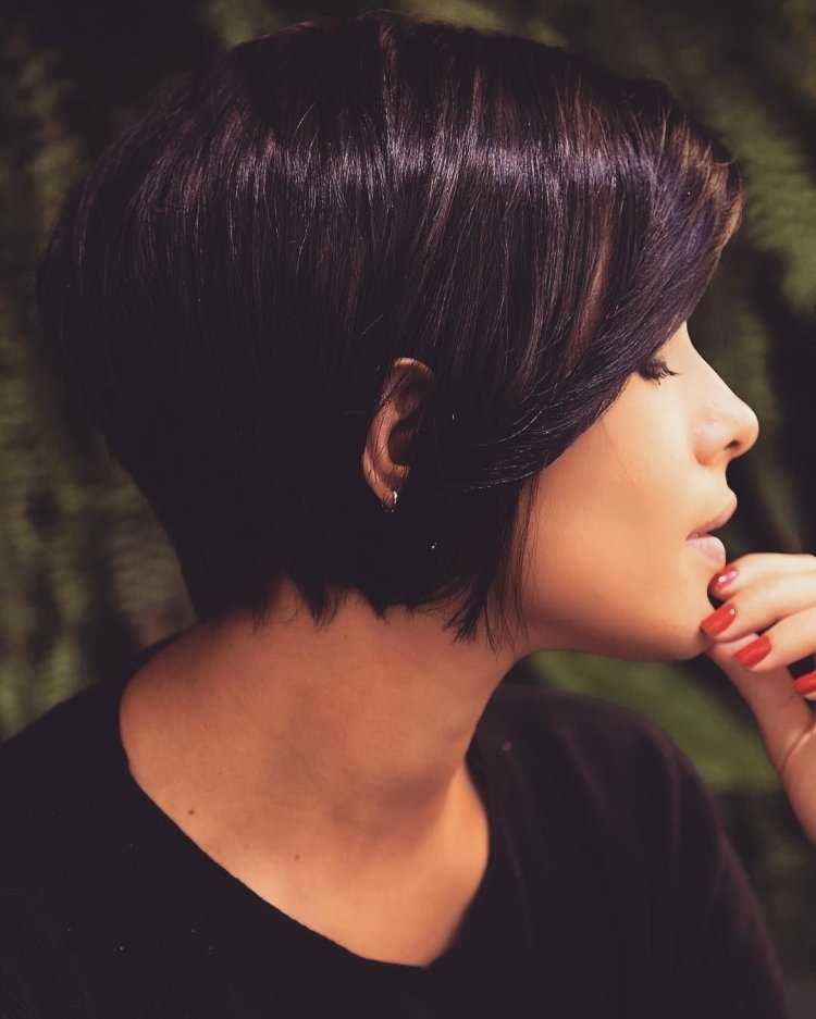 Брюнетка с каре