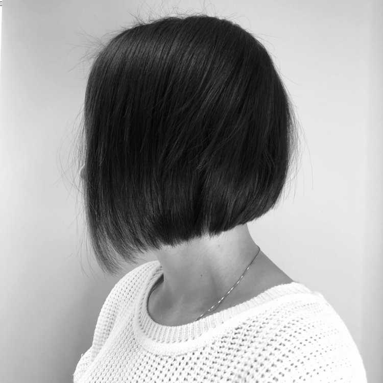 Брюнетка с каре