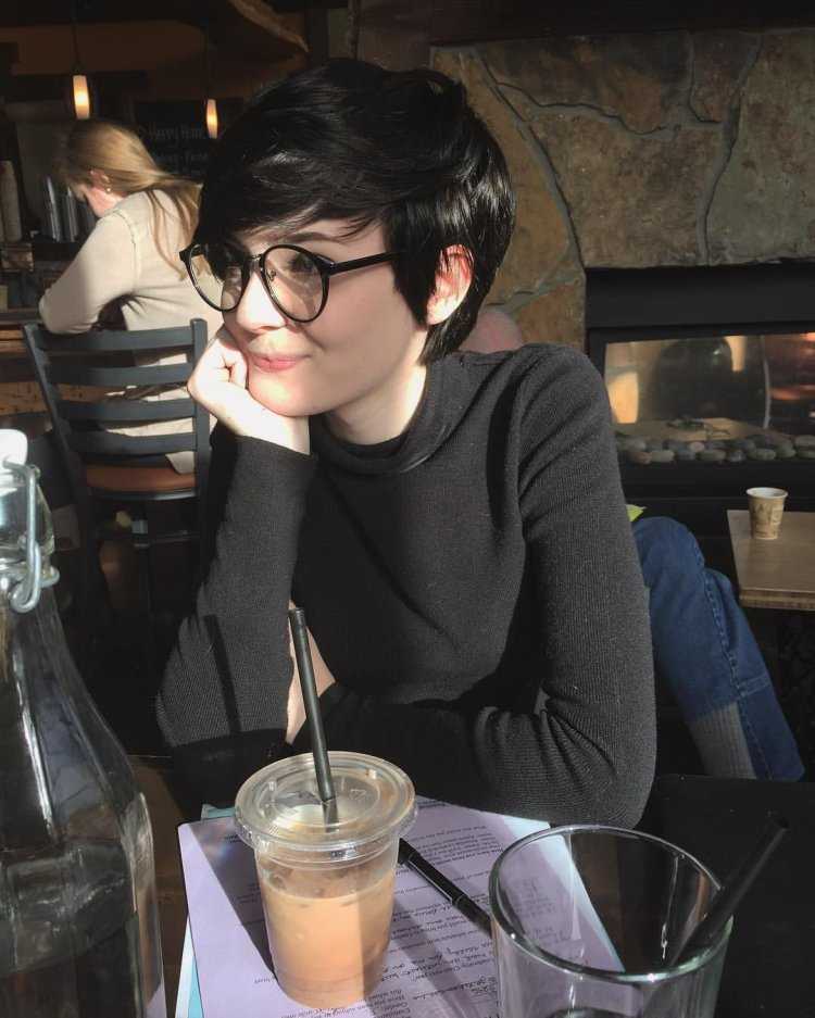 Девушка с короткой стрижкой АО чках