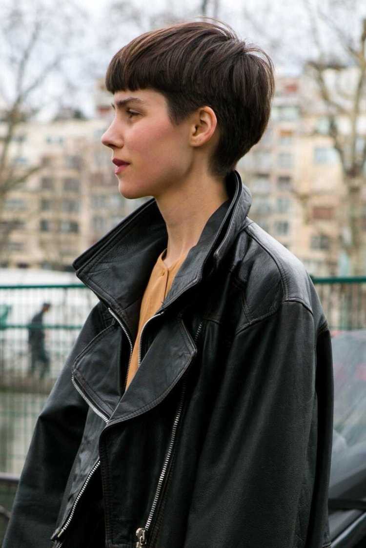 Брюнет с короткой стрижкой