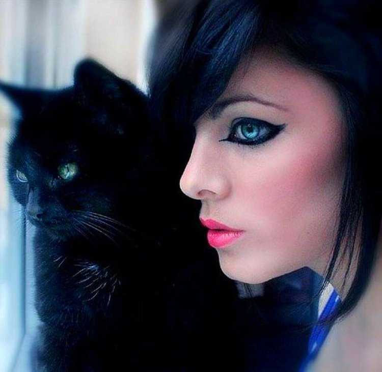 Девушка с кошачьими глазами