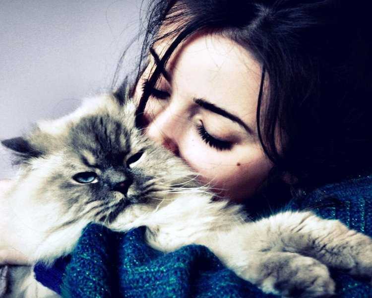 Девушка с котенком