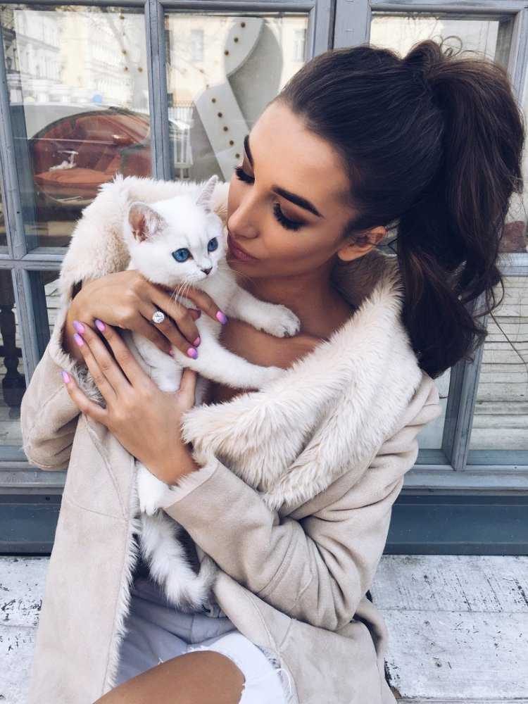 Девушка с кошкой селфи
