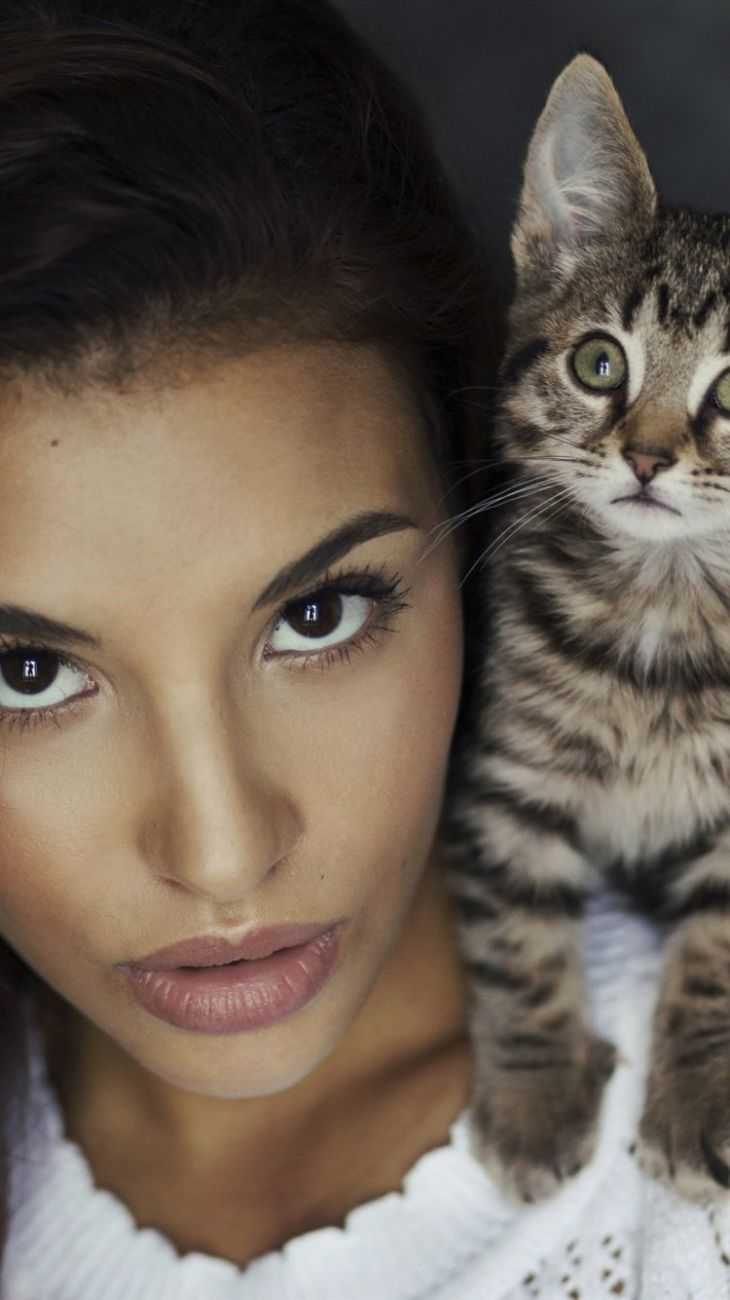 Девушка с котом