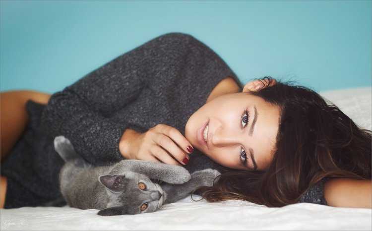 Красивая брюнетка с котом