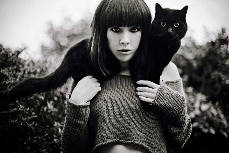 Девушка с черным котом