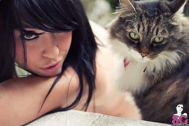 Красивая брюнетка с кошечкой