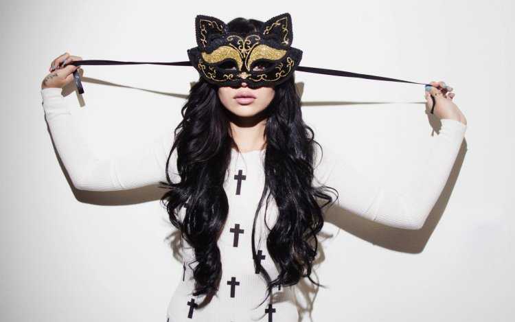 Красивая девушка в маске