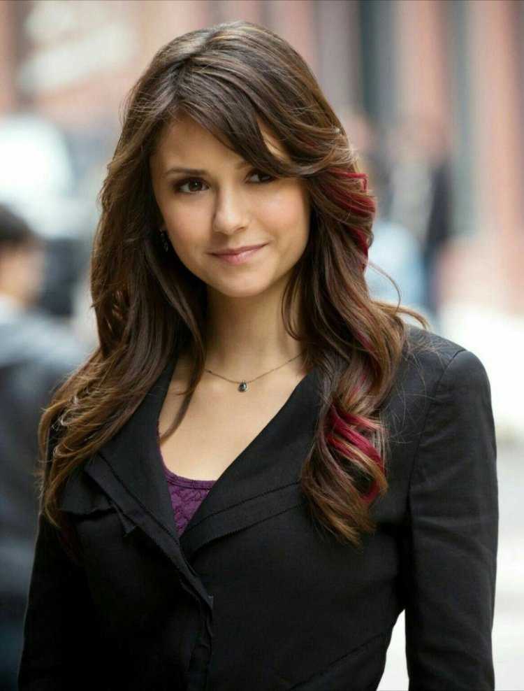 Брюнетки с красными прядями у лица66