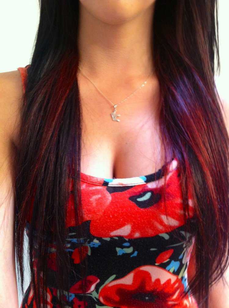 Шатенка с красными кончиками