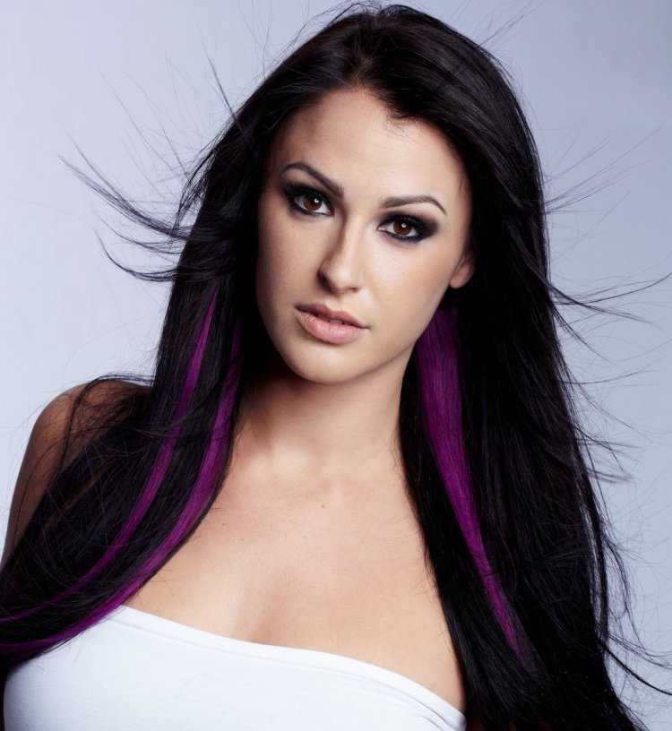 Девушка брюнетка с прядями