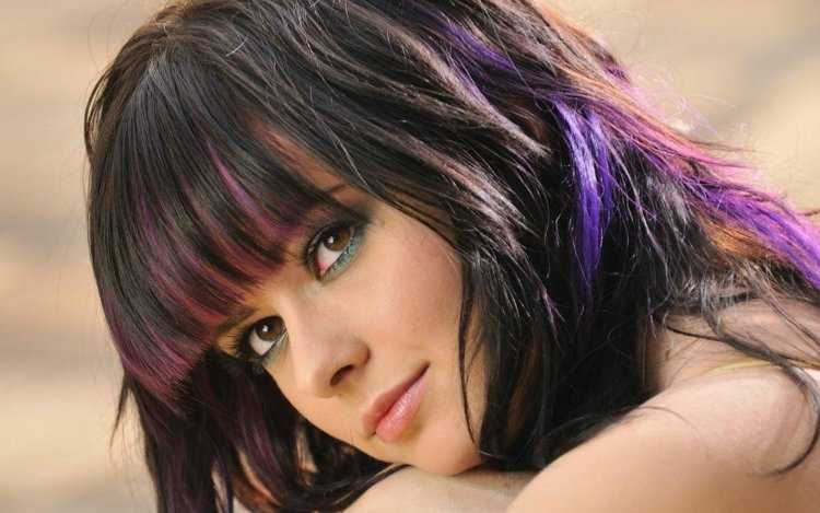 Брюнетки с красными прядями у лица11