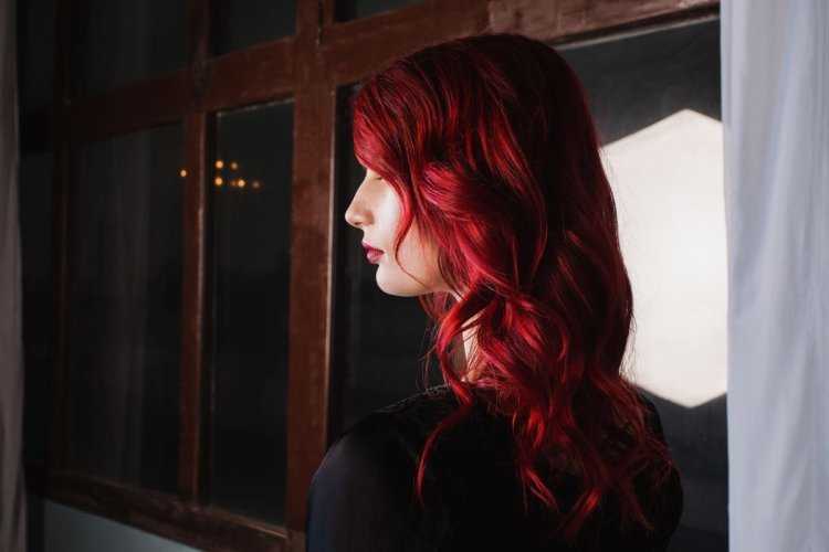 Красные волосы с темным мелированием и рыжым