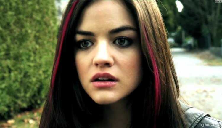 Ария Монтгомери с розовыми прядями