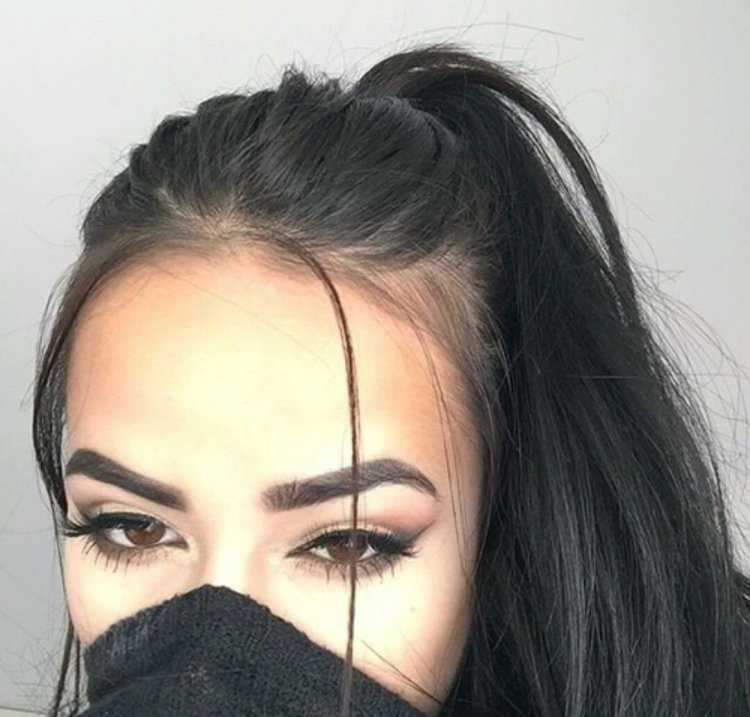 Красивые брови девушка. В маске