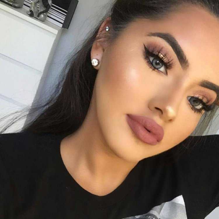 Брюнетка с нарощенными ресницами