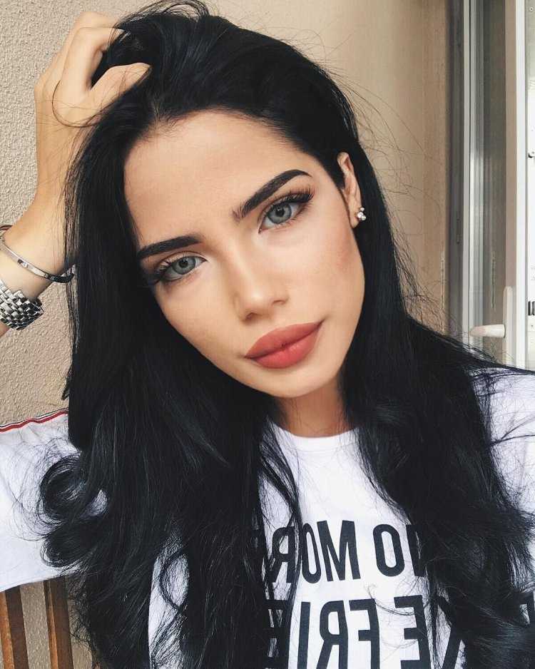 Брюнетка с черными бровями