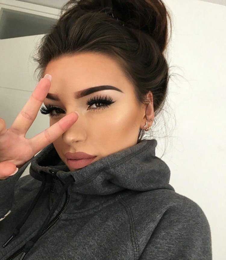 Брови с черными волосами