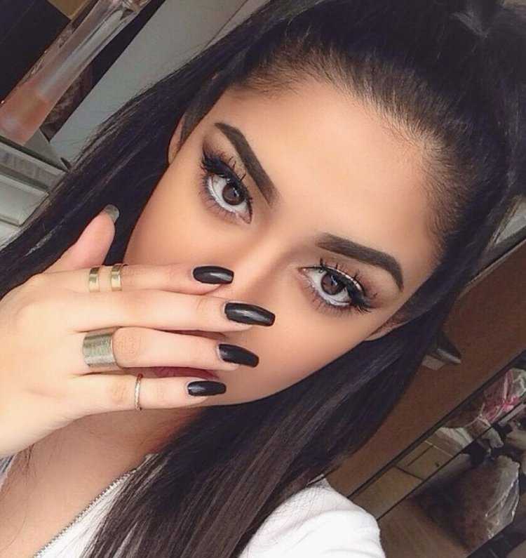 Девушка с черными ногтями