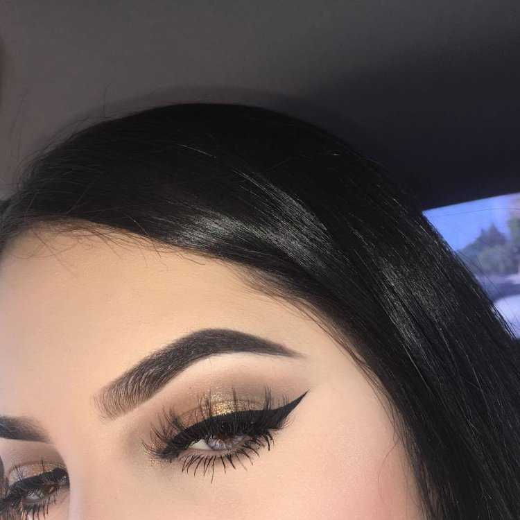 Брови черные