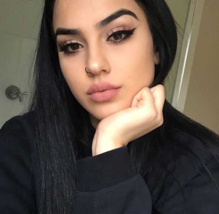 Черные волосы и черные брови