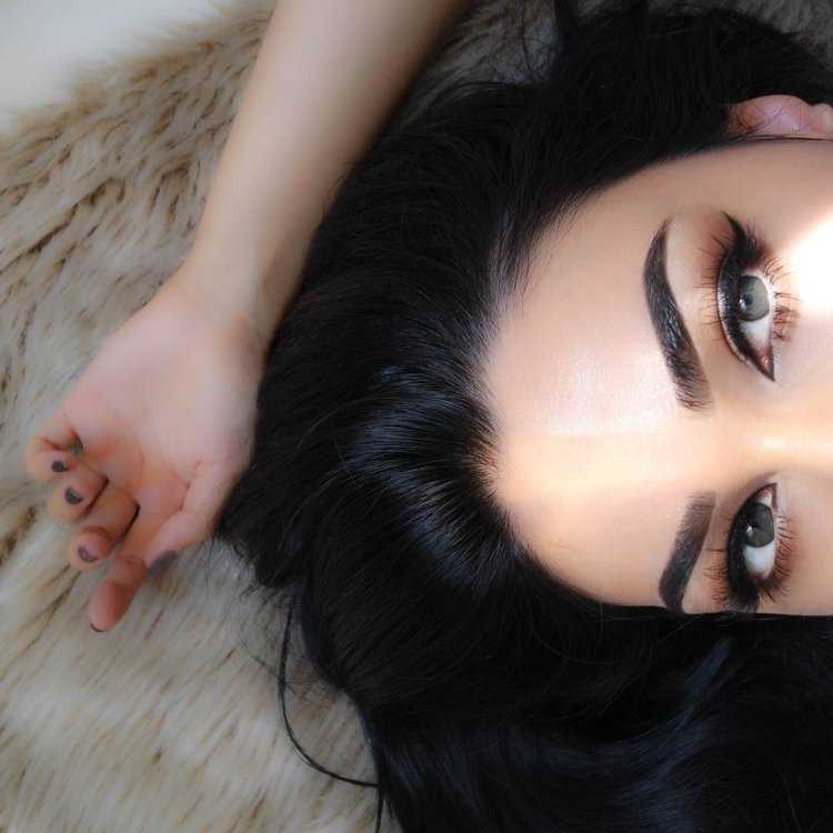 Черные волосы и коричневые брови