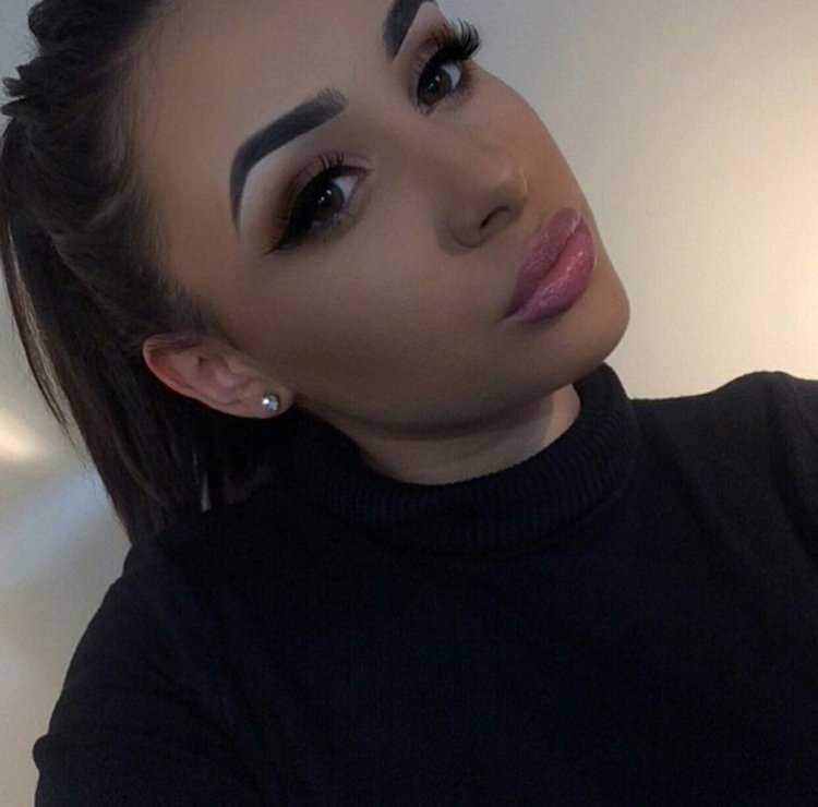 Брови с черными волосами