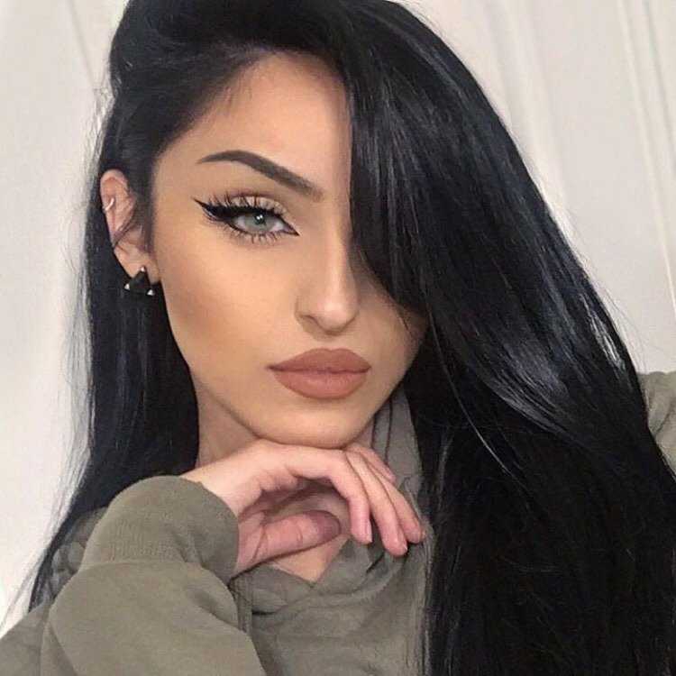 Макияж с черными волосами