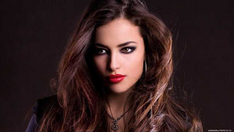 Шатенка с карими глазами