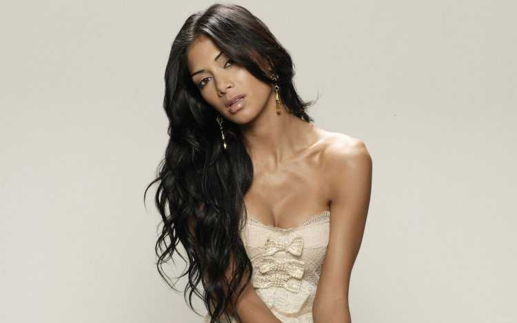 Брюнетки с теплым оттенком кожи29