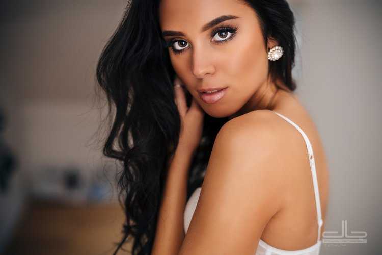 Брюнетка со смуглой кожей