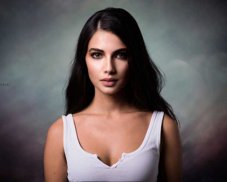 Портрет брюнетка на белом фоне