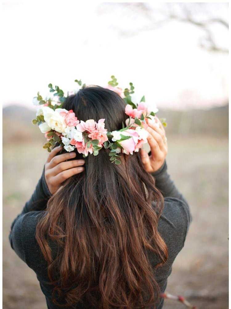 Девушка брюнетка с венком на голове со спины