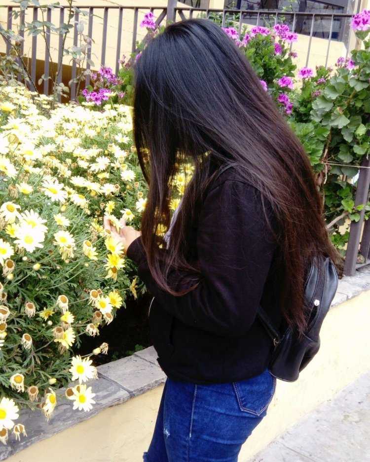 Брюнетки сбоку с цветами24