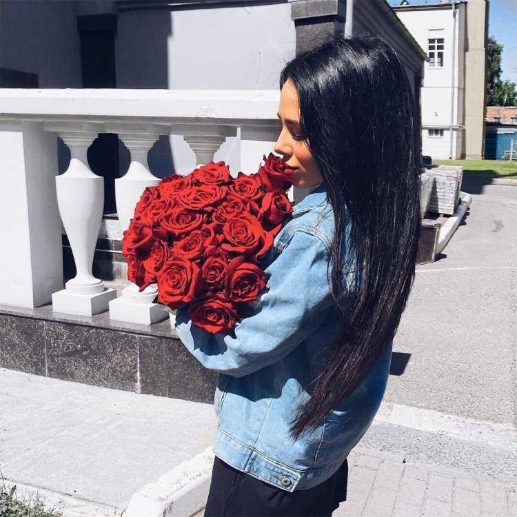 Брюнетка с цветами