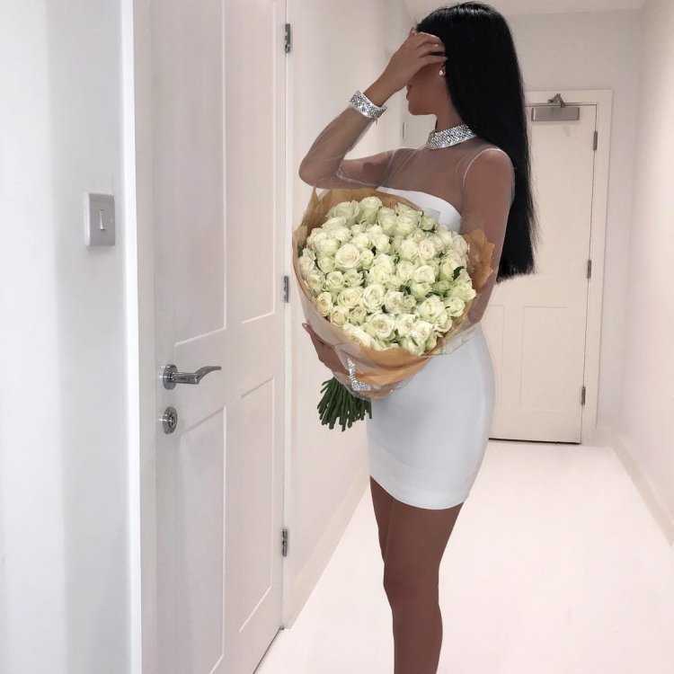 Девушка с белыми розами